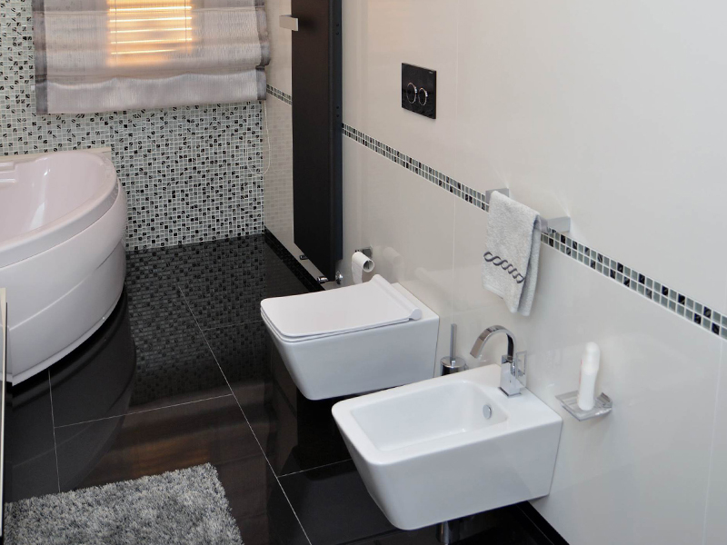 Bagno marmo nero e bianco: idee sul rivestimento